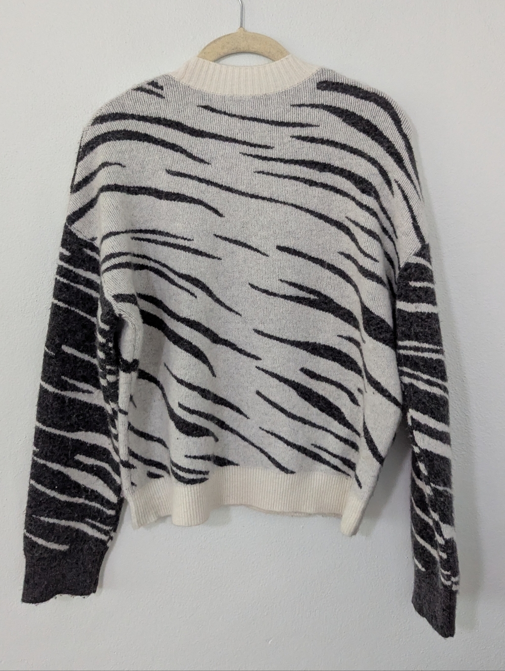 Rails Lana Abstract Mixed Abstract Tiger Sweater Crewneck Cashmere White Gray XS - Picture 5 of 11
